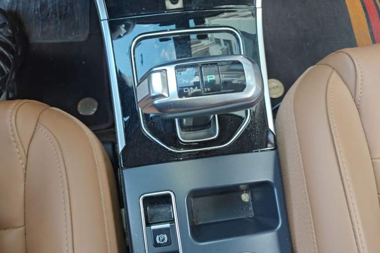 Used Haval H2 2018 Red-Label 1.5T Dual-Clutch Two-Wheel-Drive Luxury Model Gear Lever