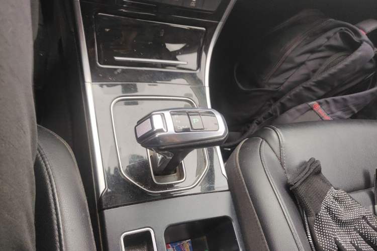 Used Haval H2 2018 Red-Label 1.5T Dual-Clutch Two-Wheel-Drive Elite Model Gear Lever