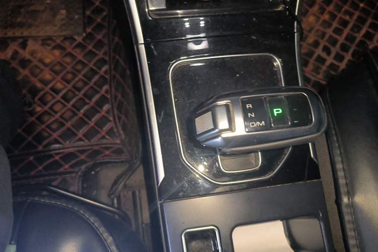 Used Haval H2 2018 Red-Label 1.5T Dual-Clutch Two-Wheel-Drive Luxury Model Gear Lever