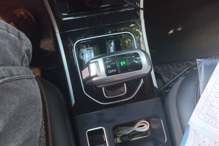 Used Haval H2 2018 Red-Label 1.5T Dual-Clutch Two-Wheel-Drive Luxury Model Gear Lever