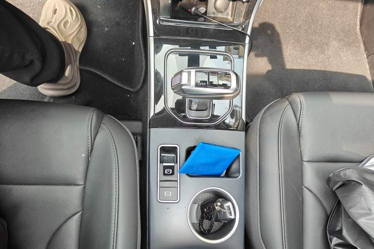 Used Haval H2 2018 Red-Label 1.5T Dual-Clutch Two-Wheel-Drive Luxury Model Gear Lever
