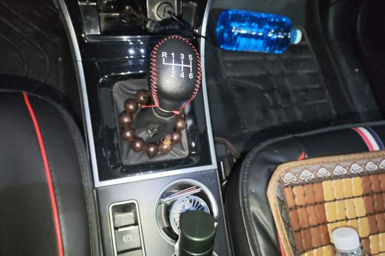 Used Haval H2 2018 Chuanxiang Edition Red Badge 1.5T Manual Two-Wheel Drive Fashionable Model Gear Lever