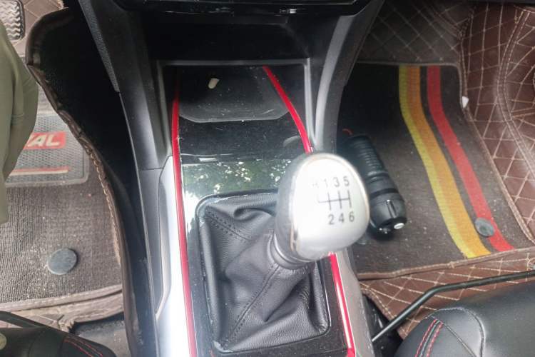 Used Haval H2 2018 Chuanxiang Edition Blue Badge 1.5T Manual Two-Wheel Drive Fashionable Model Gear Lever