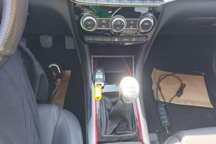 Used Haval H2 2018 Chuanxiang Edition Blue Badge 1.5T Manual Two-Wheel Drive Fashionable Model Gear Lever