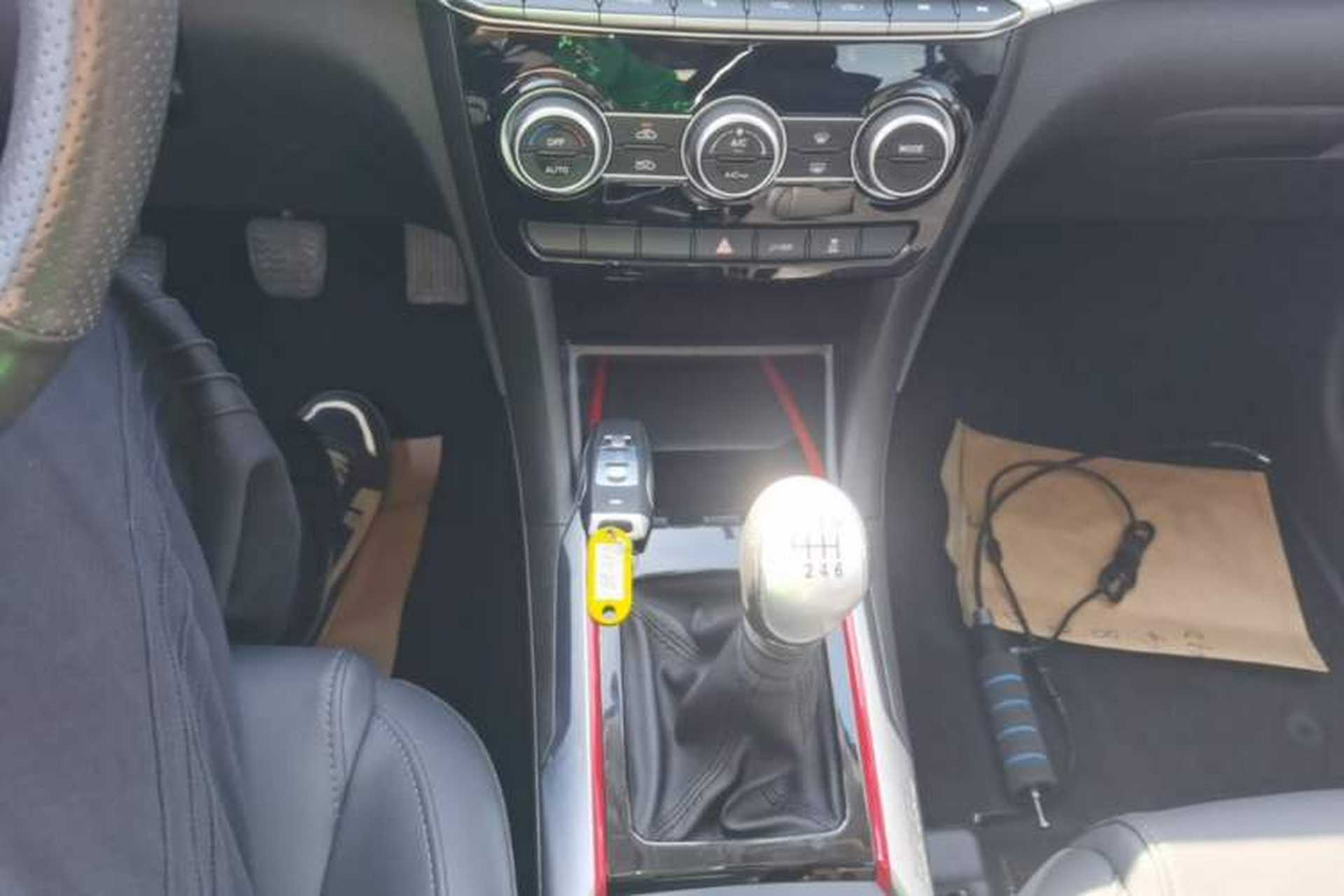 Used Haval H2 2018 Chuanxiang Edition Blue Badge 1.5T Manual Two-Wheel Drive Fashionable Model Gear Lever