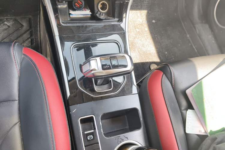 Used Haval H2 2018 Red-Label 1.5T Dual-Clutch Two-Wheel-Drive Luxury Model Gear Lever