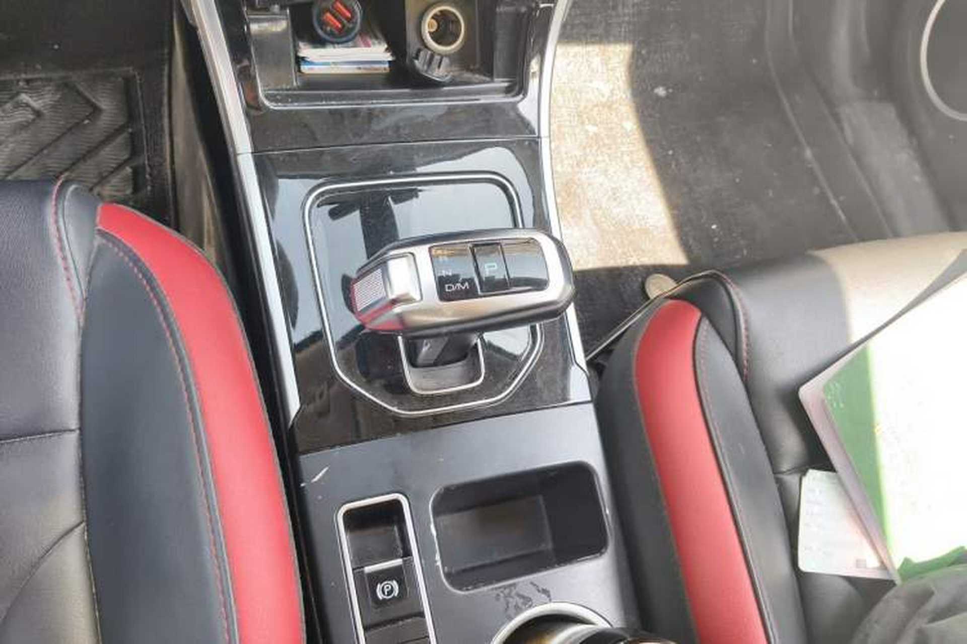 Used Haval H2 2018 Red-Label 1.5T Dual-Clutch Two-Wheel-Drive Luxury Model Gear Lever