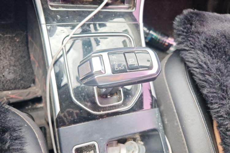 Used Haval H2 2018 Red-Label 1.5T Dual-Clutch Two-Wheel-Drive Elite Model Gear Lever