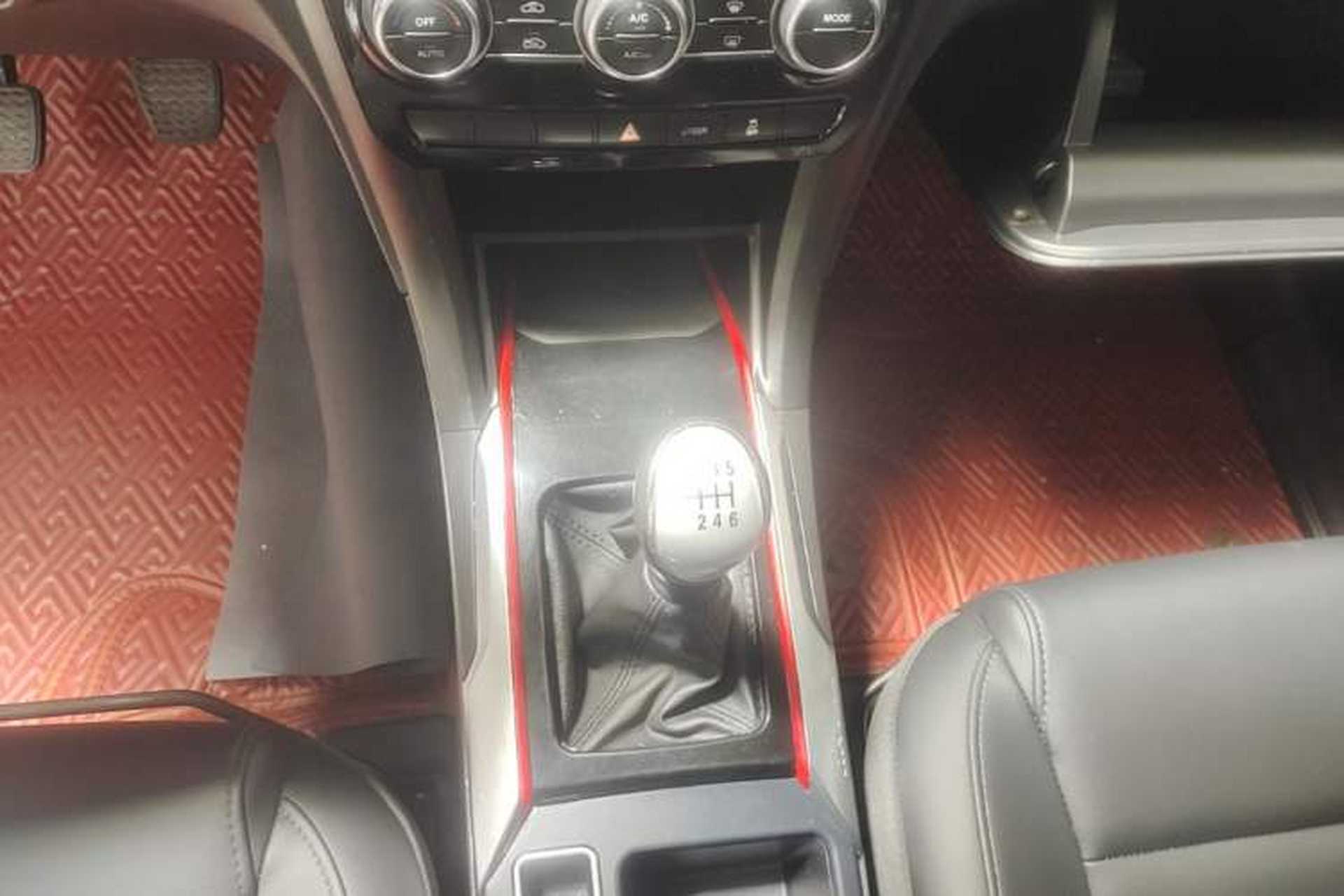 Used Haval H2 2018 Chuanxiang Edition Blue Badge 1.5T Manual Two-Wheel Drive Fashionable Model Gear Lever