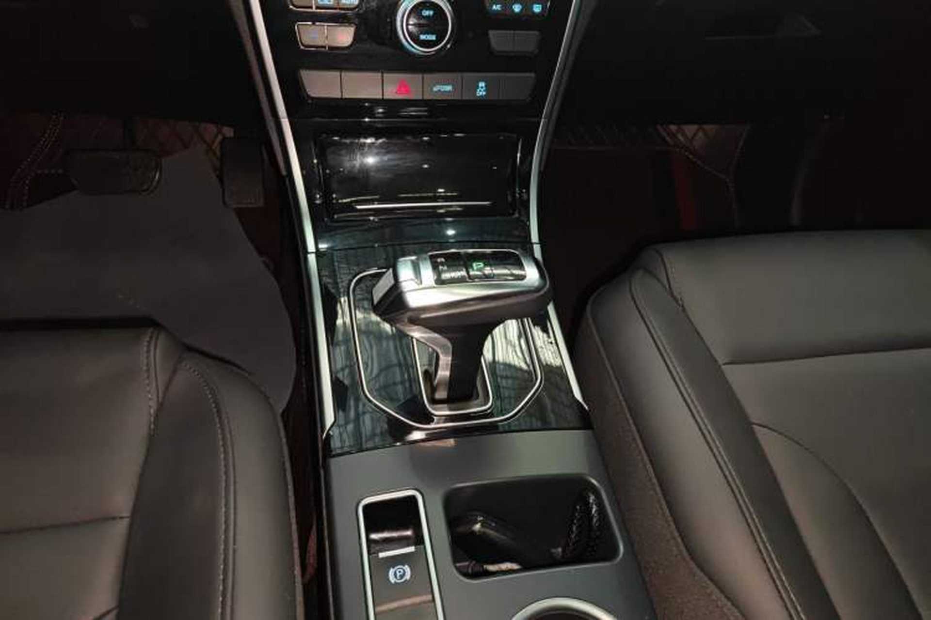 Used Haval H2 2018 1.5T Dual-Clutch Two-Wheel Drive Fashion Model China VI Standard Gear Lever