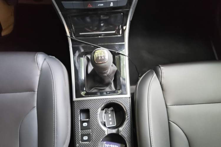 Used Haval H2 2018 Chuanxiang Edition 1.5T Manual Two-Wheel Drive Fashion Model China V Standard Gear Lever