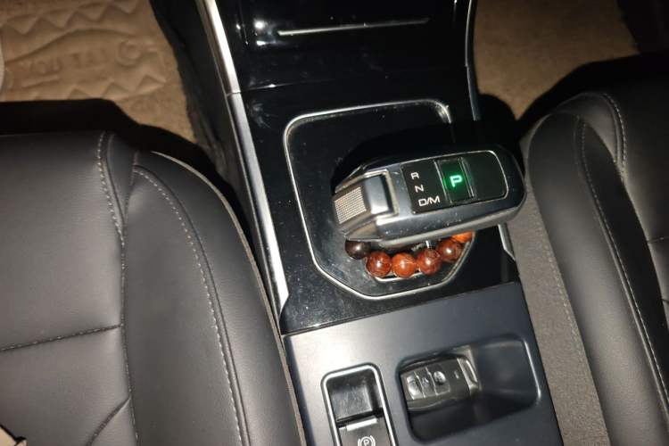Used Haval H2 2018 Chuanxiang Edition Red Badge 1.5T Dual-Clutch Two-Wheel Drive ZhiShang Model Gear Lever