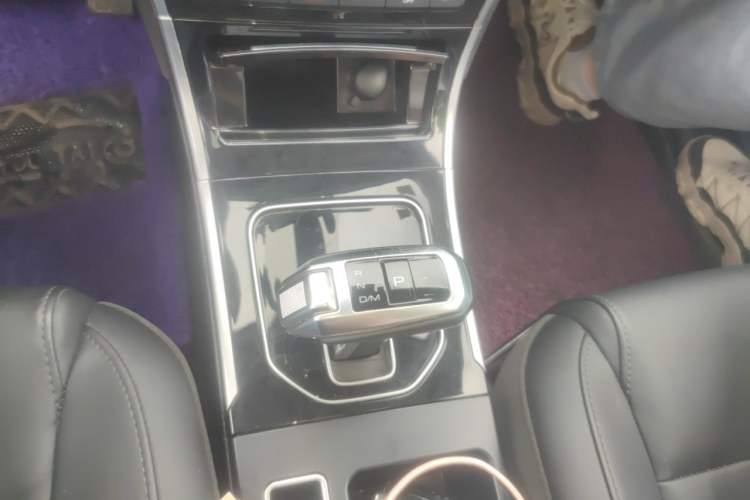 Used Haval H2 2018 Red-Label 1.5T Dual-Clutch Two-Wheel-Drive Luxury Model Gear Lever