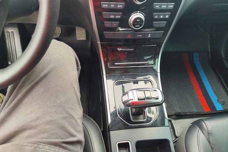Used Haval H2 2018 Chuanxiang Edition Red Badge 1.5T Dual-Clutch Two-Wheel Drive Fashionable Model Gear Lever