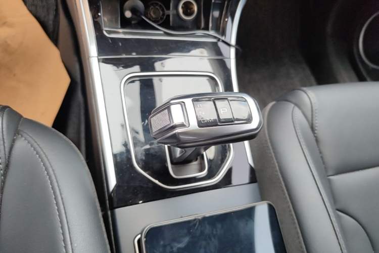 Used Haval H2 2018 Red-Label 1.5T Dual-Clutch Two-Wheel-Drive Luxury Model Gear Lever