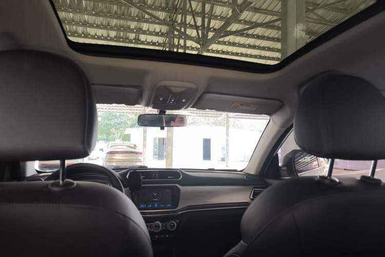 Used Haval H2 2018 Chuanxiang Edition Blue Badge 1.5T Dual-Clutch Two-Wheel Drive Fashionable Model Headliner