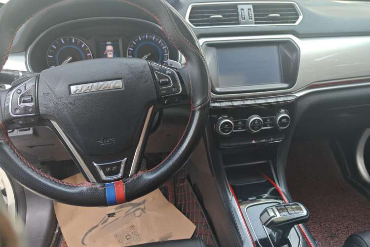 Used Haval H2 2018 1.5T Dual-Clutch Two-Wheel Drive Fashion Model China VI Standard Headliner