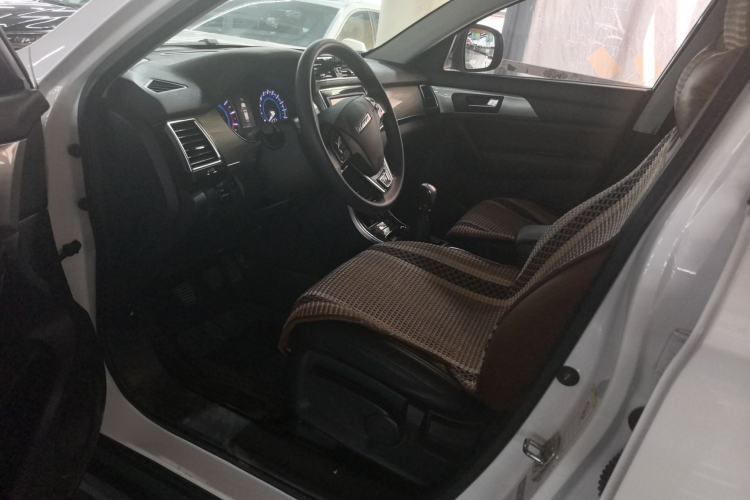 Used Haval H2 2018 Chuanxiang Edition Red Badge 1.5T Manual Two-Wheel Drive Fashionable Model Interior 1