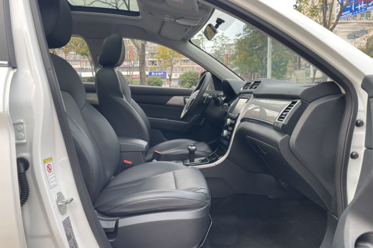 Used Haval H2 2018 1.5T Dual-Clutch Two-Wheel Drive Fashion Model China VI Standard Interior 1