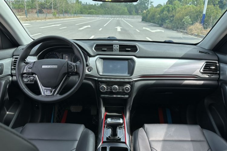 Used Haval H2 2018 Chuanxiang Edition Blue Badge 1.5T Dual-Clutch Two-Wheel Drive ZhiShang Model Interior 1