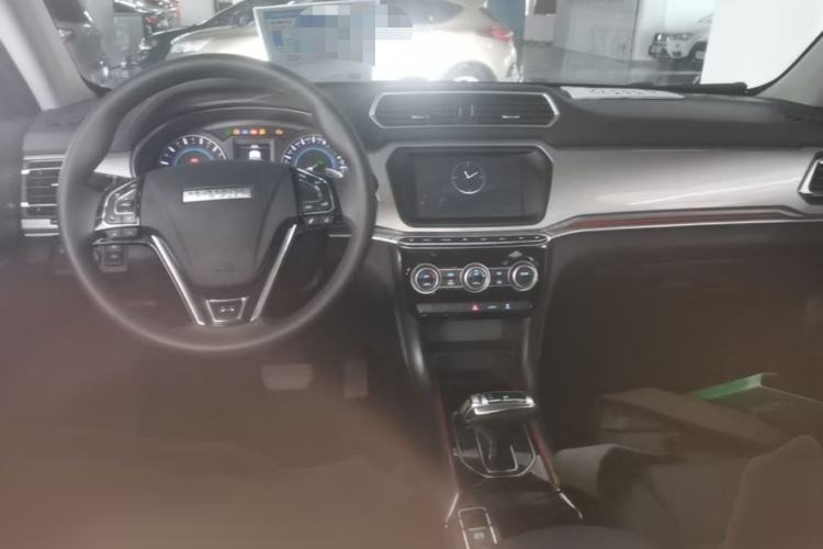 Used Haval H2 2018 1.5T Dual-Clutch Two-Wheel Drive Fashion Model China VI Standard Interior 2