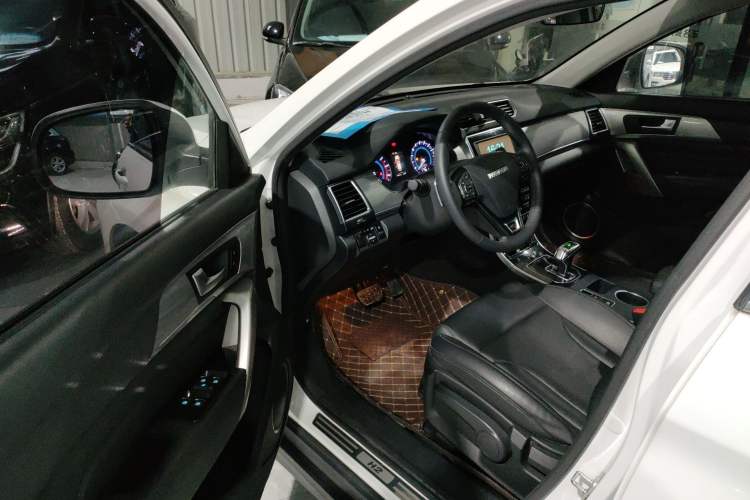 Used Haval H2 2018 Red-Label 1.5T Dual-Clutch Two-Wheel-Drive Luxury Model Interior 2