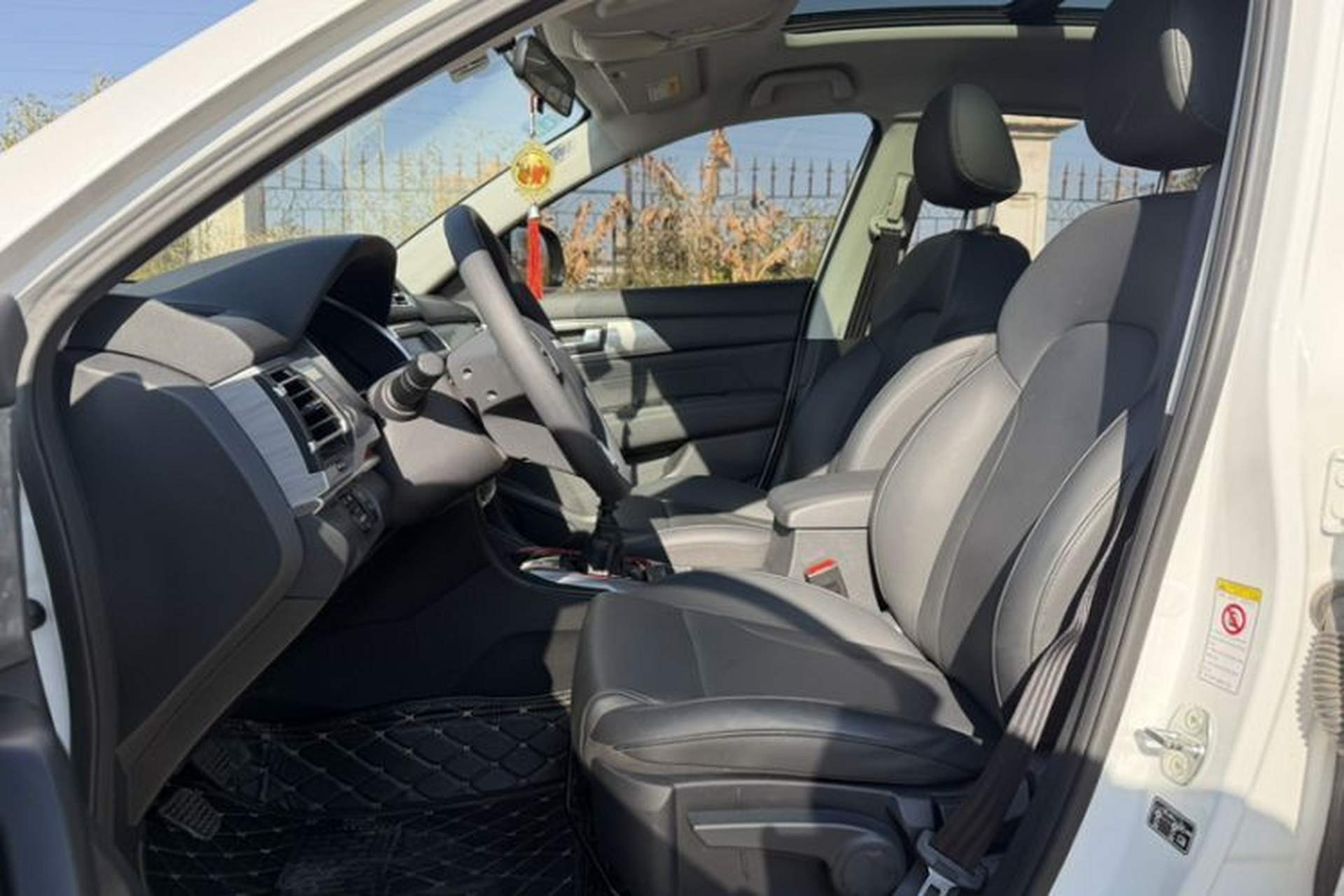 Used Haval H2 2018 1.5T Manual Two-Wheel Drive Luxury Model China VI Standard Interior 3