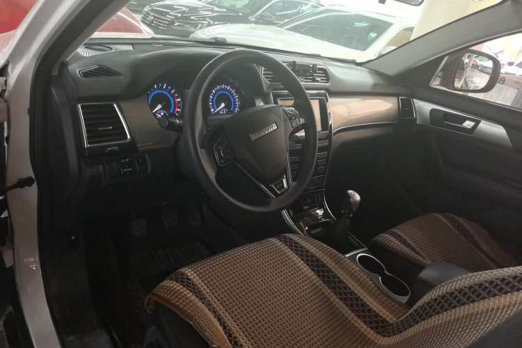 Used Haval H2 2018 Chuanxiang Edition Red Badge 1.5T Manual Two-Wheel Drive Fashionable Model Interior 3