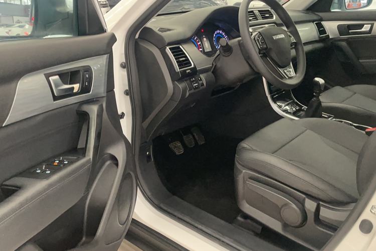 Used Haval H2 2018 Chuanxiang Edition Red Badge 1.5T Manual Two-Wheel Drive Fashionable Model Interior 3