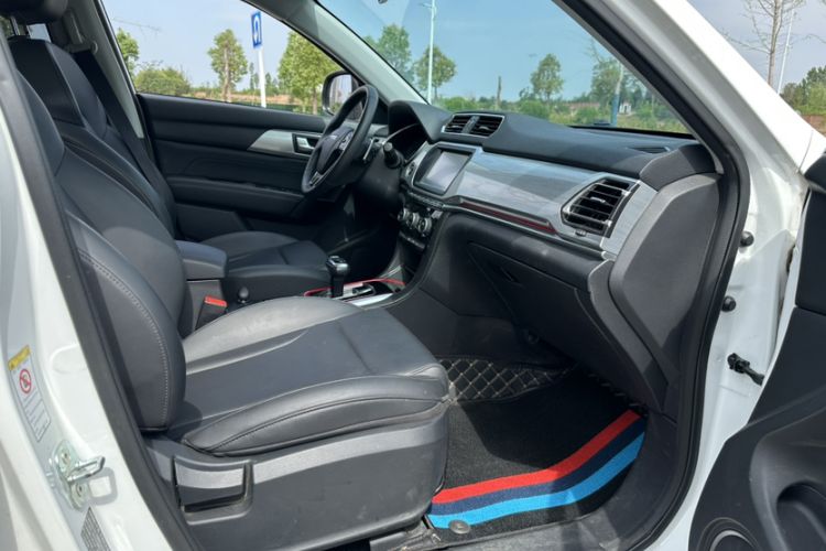 Used Haval H2 2018 Chuanxiang Edition Blue Badge 1.5T Dual-Clutch Two-Wheel Drive ZhiShang Model Interior 4