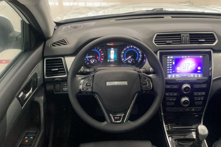 Used Haval H2 2018 Chuanxiang Edition Red Badge 1.5T Manual Two-Wheel Drive Fashionable Model Interior 5
