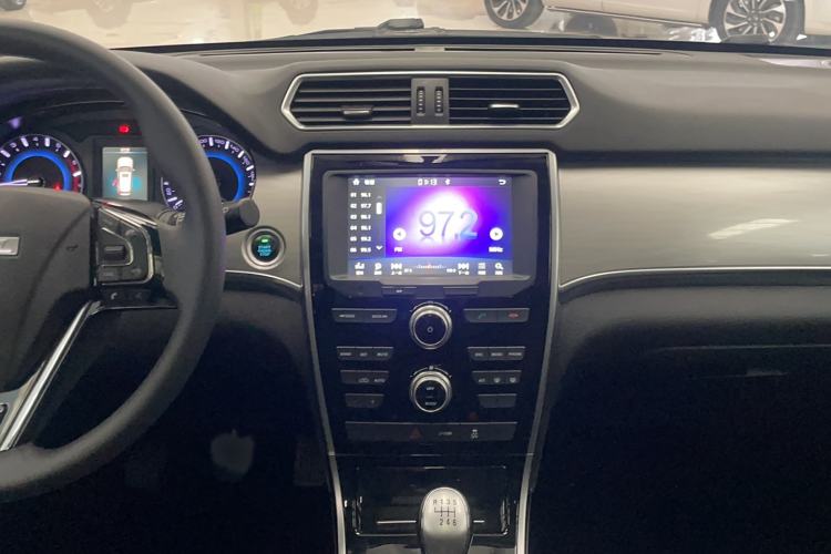 Used Haval H2 2018 Chuanxiang Edition Red Badge 1.5T Manual Two-Wheel Drive Fashionable Model Interior 6