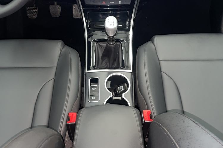 Used Haval H2 2018 Chuanxiang Edition Red Badge 1.5T Manual Two-Wheel Drive Fashionable Model Interior 7