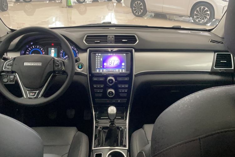 Used Haval H2 2018 Chuanxiang Edition Red Badge 1.5T Manual Two-Wheel Drive Fashionable Model Interior 8