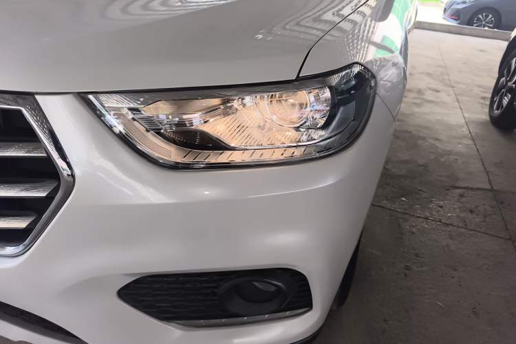 Used Haval H2 2018 Chuanxiang Edition Blue Badge 1.5T Dual-Clutch Two-Wheel Drive Fashionable Model Left Front Headlight