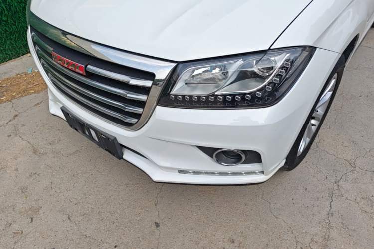 Used Haval H2 2018 Red-Label 1.5T Dual-Clutch Two-Wheel-Drive Elite Model Left Front Headlight