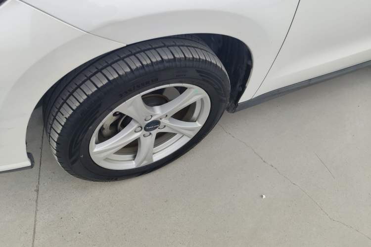 Used Haval H2 2018 Chuanxiang Edition Red Badge 1.5T Dual-Clutch Two-Wheel Drive Fashionable Model Left Front Wheel Hub