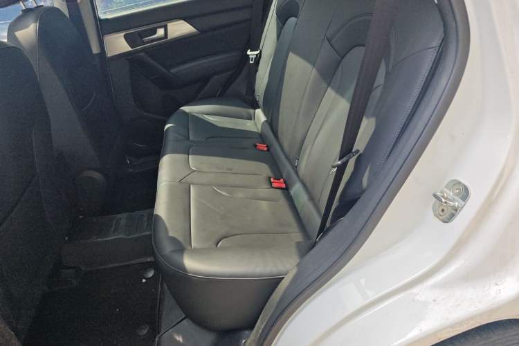 Used Haval H2 2018 Chuanxiang Edition 1.5T Manual Two-Wheel Drive Fashion Model China V Standard Left Rear Seat