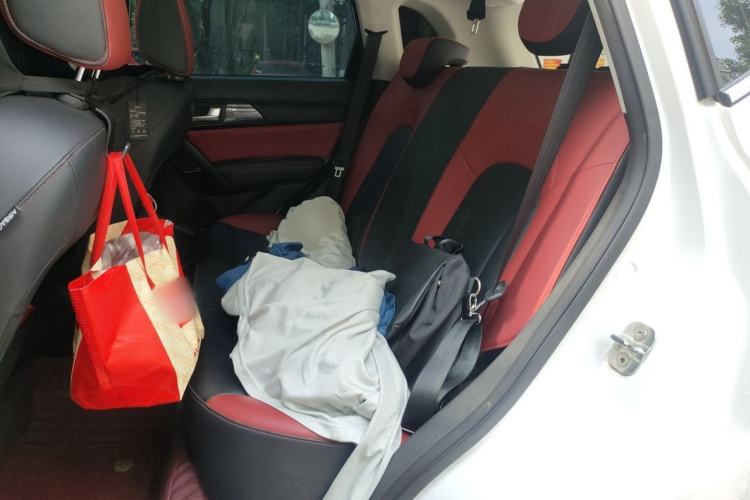 Used Haval H2 2018 Chuanxiang Edition Blue Badge 1.5T Manual Two-Wheel Drive Fashionable Model Left Rear Seat