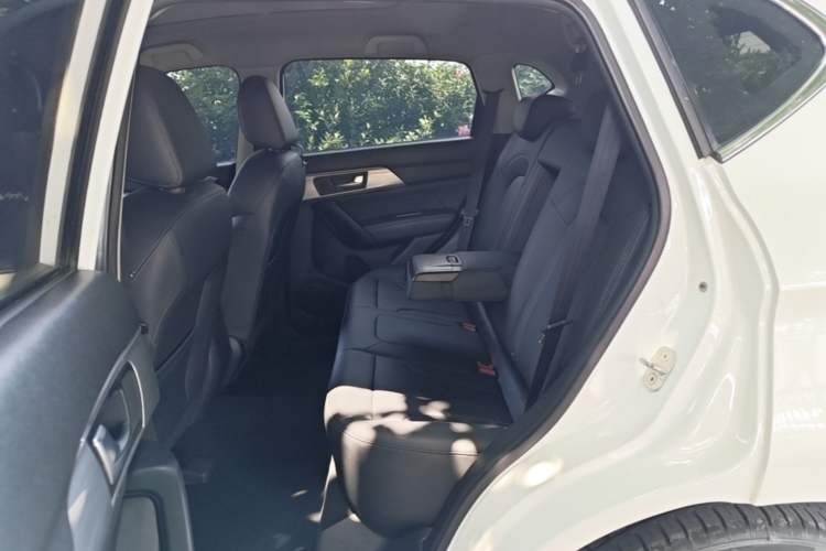 Used Haval H2 2018 Chuanxiang Edition 1.5T Manual Two-Wheel Drive Fashion Model China V Standard Left Rear Seat