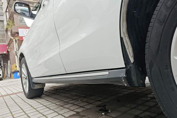 Used Haval H2 2018 Red-Label 1.5T Dual-Clutch Two-Wheel-Drive Elite Model Left Side Sill