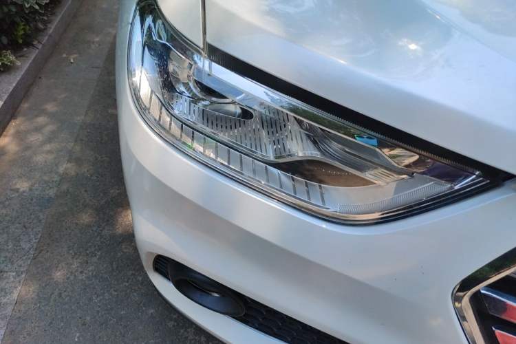 Used Haval H2 2018 Chuanxiang Edition Blue Badge 1.5T Dual-Clutch Two-Wheel Drive Fashionable Model Right Front Headlight