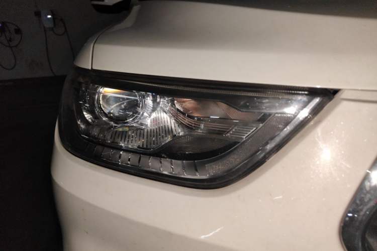Used Haval H2 2018 Chuanxiang Edition Blue Badge 1.5T Manual Two-Wheel Drive Fashionable Model Right Front Headlight