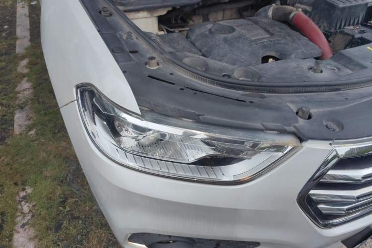 Used Haval H2 2018 Chuanxiang Edition Blue Badge 1.5T Dual-Clutch Two-Wheel Drive Fashionable Model Right Front Headlight