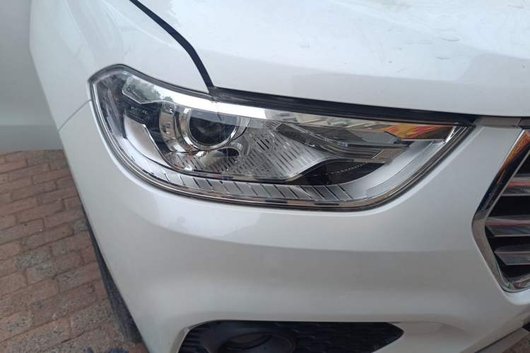 Used Haval H2 2018 Chuanxiang Edition Blue Badge 1.5T Manual Two-Wheel Drive Fashionable Model Right Front Headlight