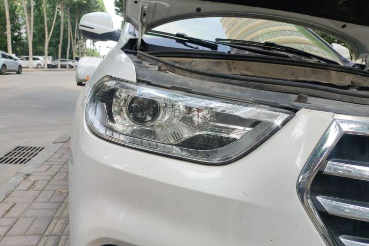 Used Haval H2 2018 Chuanxiang Edition Blue Badge 1.5T Manual Two-Wheel Drive Fashionable Model Right Front Headlight