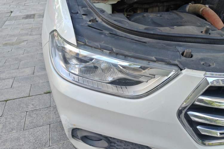 Used Haval H2 2018 Blue-Label 1.5T Dual-Clutch Two-Wheel-Drive Luxury Model Right Front Headlight