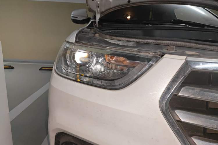 Used Haval H2 2018 Blue-Label 1.5T Dual-Clutch Two-Wheel-Drive Luxury Model Right Front Headlight