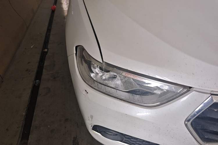 Used Haval H2 2018 Chuanxiang Edition Blue Badge 1.5T Manual Two-Wheel Drive Fashionable Model Right Front Headlight