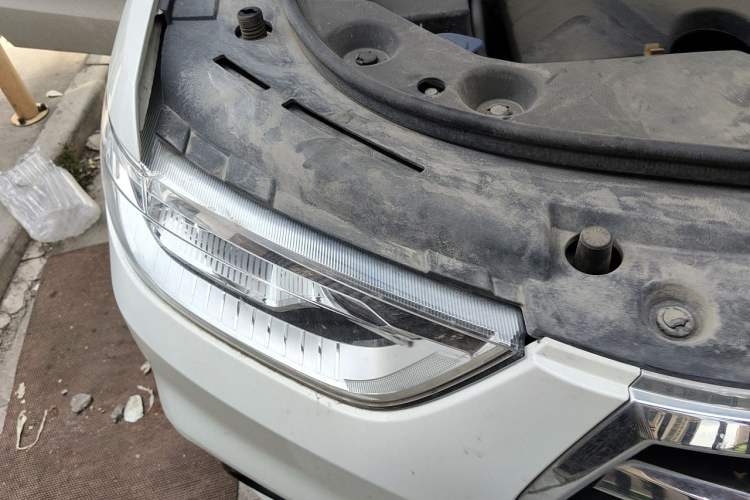 Used Haval H2 2018 Chuanxiang Edition 1.5T Dual-Clutch Two-Wheel Drive Fashion Model China V Standard Right Front Headlight